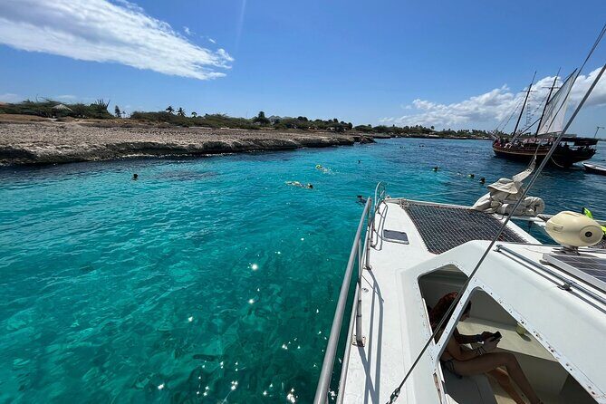 Banana Adventure Catamaran Shipwreck Snorkel and Turtle Swim - Rope swing and jumping platform: the fun break between snorkel stops